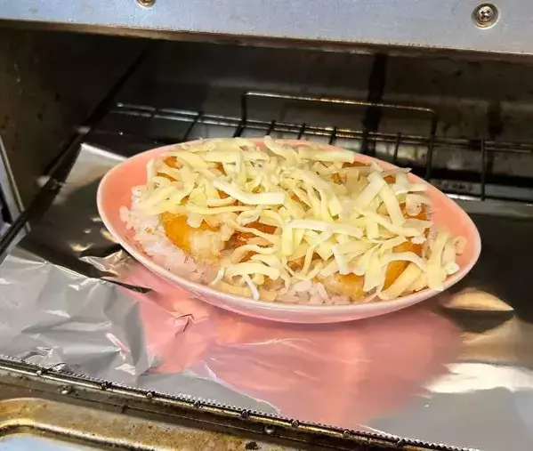 冷凍コロッケを『ごはん』の上で崩して…　できあがった品に「なんだコレ！」「食欲そそる」