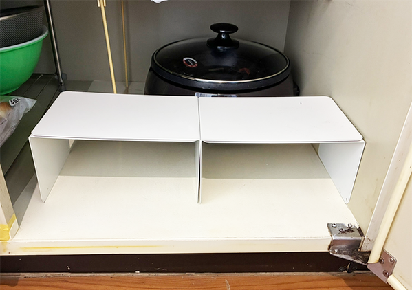 重ねたブックエンドを『調味料棚』にセット　スッキリ収納が叶うワザに「棚が見違えた！」