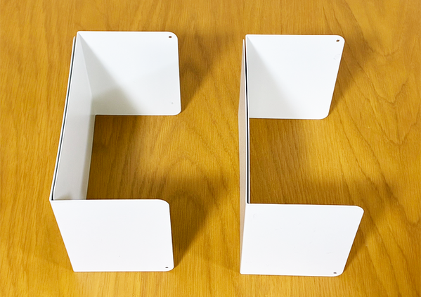 重ねたブックエンドを『調味料棚』にセット　スッキリ収納が叶うワザに「棚が見違えた！」