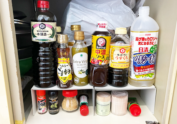 重ねたブックエンドを『調味料棚』にセット　スッキリ収納が叶うワザに「棚が見違えた！」