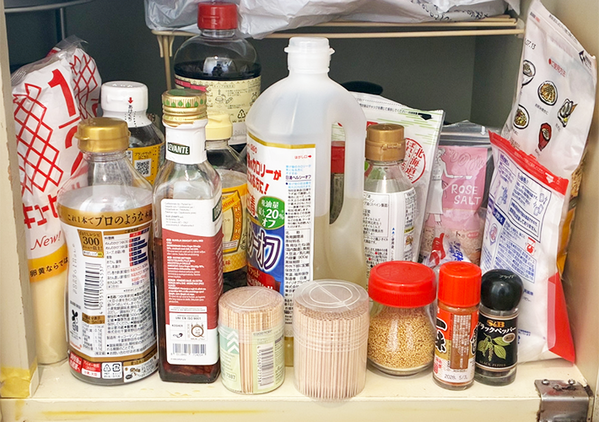 重ねたブックエンドを『調味料棚』にセット　スッキリ収納が叶うワザに「棚が見違えた！」