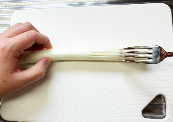 白髪ねぎが『1分』で作れる！　包丁で千切りしない時短技に「もう戻れない」