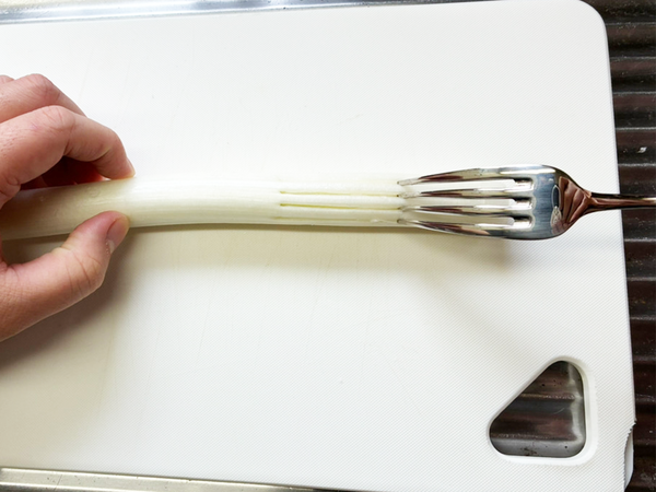 白髪ねぎが『1分』で作れる！　包丁で千切りしない時短技に「もう戻れない」