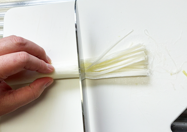 白髪ねぎが『1分』で作れる！　包丁で千切りしない時短技に「もう戻れない」