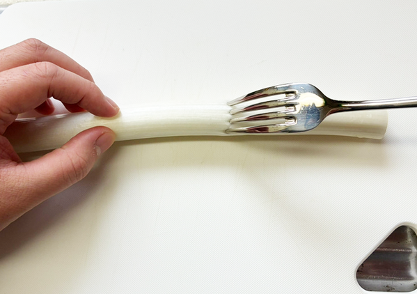 白髪ねぎが『1分』で作れる！　包丁で千切りしない時短技に「もう戻れない」