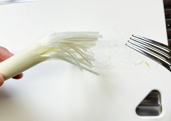 白髪ねぎが『1分』で作れる！　包丁で千切りしない時短技に「もう戻れない」