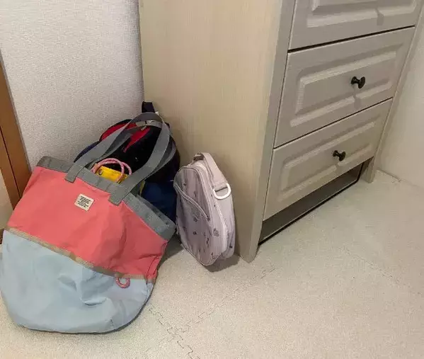 『バッグは床置きしません』　簡単な浮かせる収納術に「目からウロコ」「コレは便利」