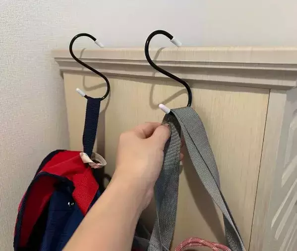 『バッグは床置きしません』　簡単な浮かせる収納術に「目からウロコ」「コレは便利」