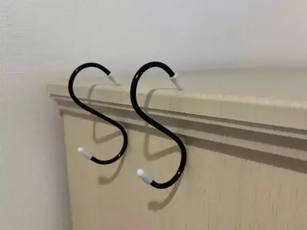 『バッグは床置きしません』　簡単な浮かせる収納術に「目からウロコ」「コレは便利」