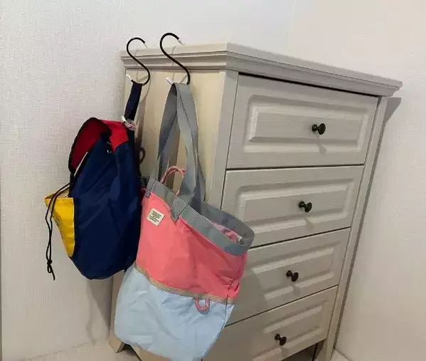 『バッグは床置きしません』　簡単な浮かせる収納術に「目からウロコ」「コレは便利」