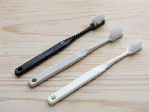 「専用ケースはもう買わない」　歯ブラシの持ち運び術に「めっちゃ便利」「すぐやる」【持ち運びの裏技4選】