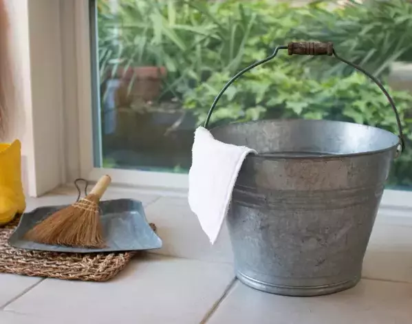 玄関のきれいを保つには？　100均アイテムの活用術に「そういうことか」「賢い」【掃除術4選】