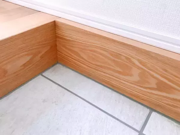 玄関のきれいを保つには？　100均アイテムの活用術に「そういうことか」「賢い」【掃除術4選】