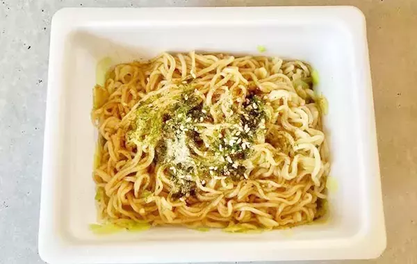 いつもの食感と全然違う！　ペヤングを鍋でゆでて作る「まるで生麺」な焼きそばアレンジ