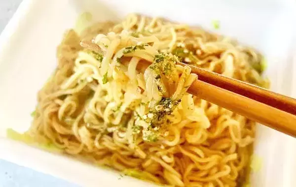 いつもの食感と全然違う！　ペヤングを鍋でゆでて作る「まるで生麺」な焼きそばアレンジ