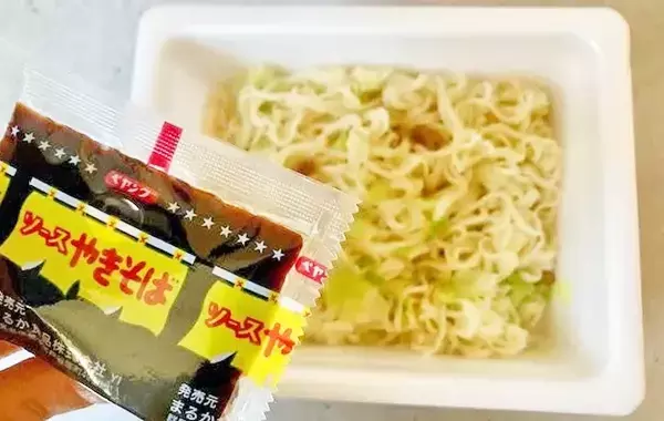 いつもの食感と全然違う！　ペヤングを鍋でゆでて作る「まるで生麺」な焼きそばアレンジ