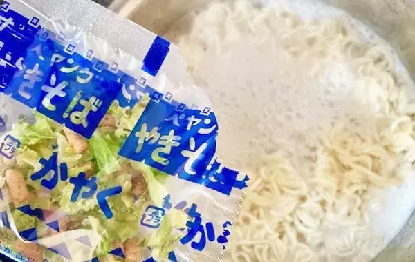 いつもの食感と全然違う！　ペヤングを鍋でゆでて作る「まるで生麺」な焼きそばアレンジ
