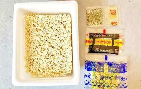 いつもの食感と全然違う！　ペヤングを鍋でゆでて作る「まるで生麺」な焼きそばアレンジ