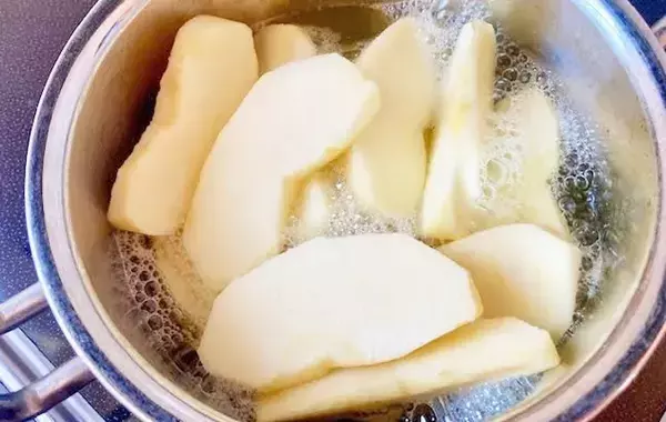 味が落ちたリンゴ、まだ捨てないで！　鍋に1本入れるだけで…「本格的な味」