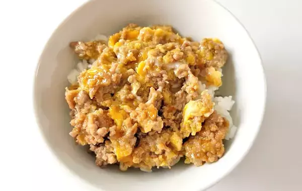 今度からそぼろ丼はコレ！　まったく新しい作り方に「子供が大喜び」「トロトロでうまい」