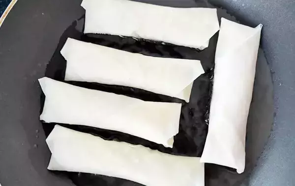 ツナやチーズと一緒に春巻きの皮で巻くと…？　ピーマン嫌いの息子も「食べられる」と絶賛レシピ