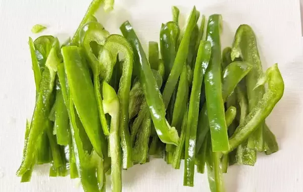 ツナやチーズと一緒に春巻きの皮で巻くと…？　ピーマン嫌いの息子も「食べられる」と絶賛レシピ