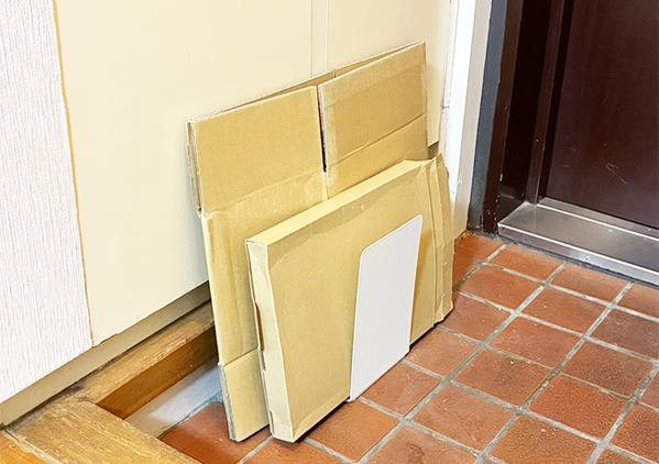 『Uの字』に重ねたブックエンドを玄関に設置　スッキリまとまる収納術に「ダンボールが片づいた！」