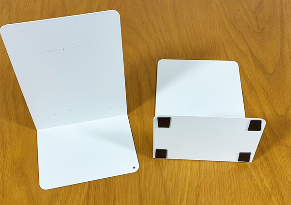 『Uの字』に重ねたブックエンドを玄関に設置　スッキリまとまる収納術に「ダンボールが片づいた！」