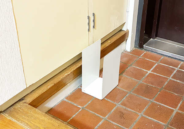 『Uの字』に重ねたブックエンドを玄関に設置　スッキリまとまる収納術に「ダンボールが片づいた！」