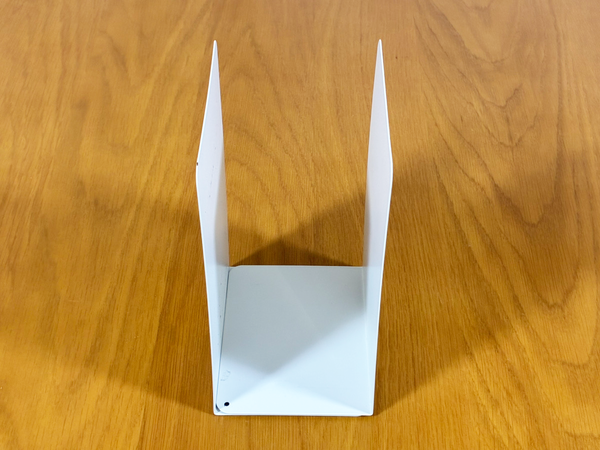 『Uの字』に重ねたブックエンドを玄関に設置　スッキリまとまる収納術に「ダンボールが片づいた！」