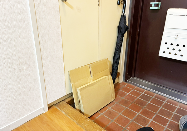 『Uの字』に重ねたブックエンドを玄関に設置　スッキリまとまる収納術に「ダンボールが片づいた！」