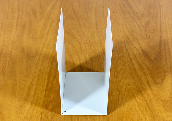 『Uの字』に重ねたブックエンドを玄関に設置　スッキリまとまる収納術に「ダンボールが片づいた！」