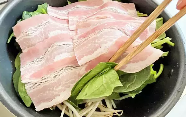 ほうれん草と豚バラ肉を重ねて…　できた簡単おかずに「息子がおかわり」【10分レシピ】