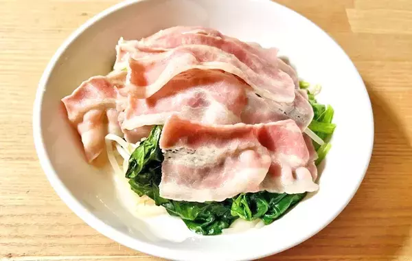 ほうれん草と豚バラ肉を重ねて…　できた簡単おかずに「息子がおかわり」【10分レシピ】