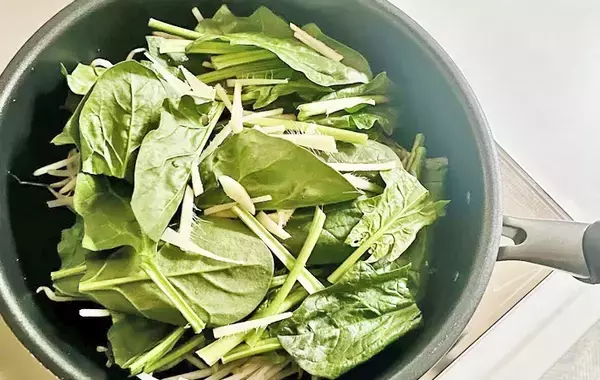 ほうれん草と豚バラ肉を重ねて…　できた簡単おかずに「息子がおかわり」【10分レシピ】