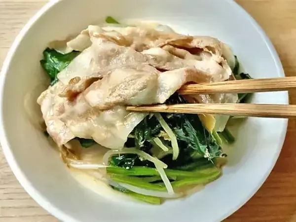 ほうれん草と豚バラ肉を重ねて…　できた簡単おかずに「息子がおかわり」【10分レシピ】