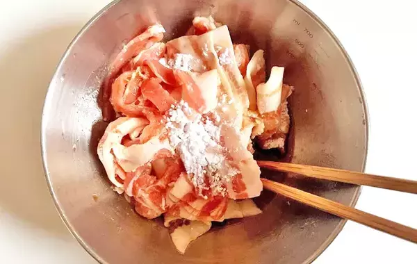 ほうれん草と豚バラ肉を重ねて…　できた簡単おかずに「息子がおかわり」【10分レシピ】