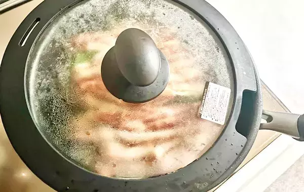 ほうれん草と豚バラ肉を重ねて…　できた簡単おかずに「息子がおかわり」【10分レシピ】