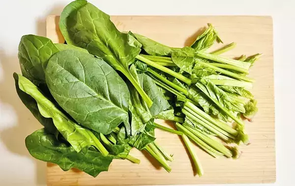 ほうれん草と豚バラ肉を重ねて…　できた簡単おかずに「息子がおかわり」【10分レシピ】