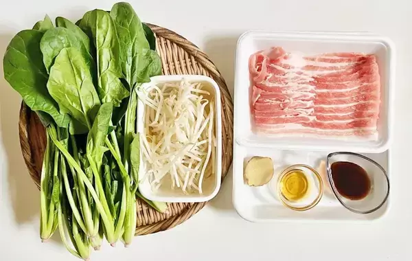 ほうれん草と豚バラ肉を重ねて…　できた簡単おかずに「息子がおかわり」【10分レシピ】