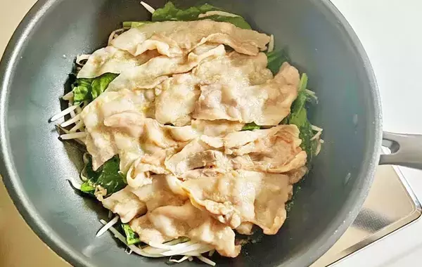 ほうれん草と豚バラ肉を重ねて…　できた簡単おかずに「息子がおかわり」【10分レシピ】