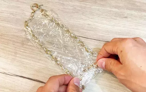 ラップがアクセサリーケースに！　旅行前に知っておきたい「持ち運びワザ」