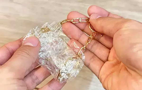 ラップがアクセサリーケースに！　旅行前に知っておきたい「持ち運びワザ」