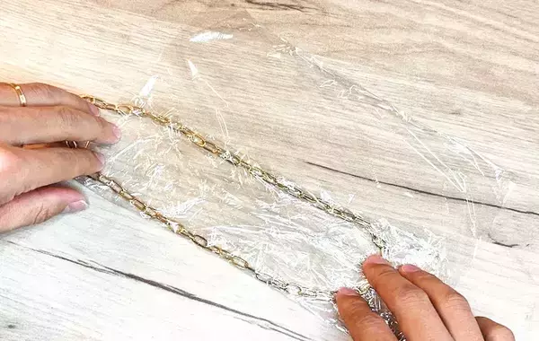 ラップがアクセサリーケースに！　旅行前に知っておきたい「持ち運びワザ」