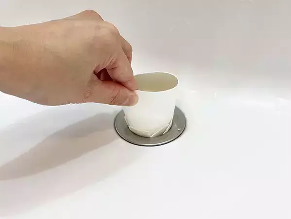 トイレットペーパーの芯の意外な活用法　片側をカットして排水口に入れると？　「ストックしておく」
