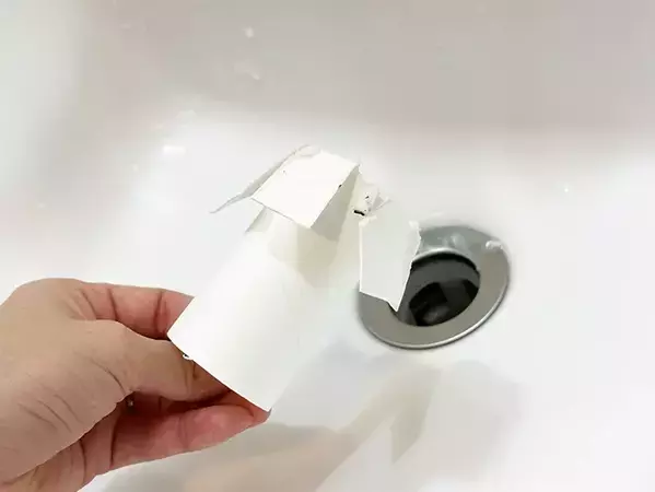 トイレットペーパーの芯の意外な活用法　片側をカットして排水口に入れると？　「ストックしておく」