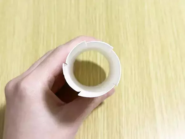 トイレットペーパーの芯の意外な活用法　片側をカットして排水口に入れると？　「ストックしておく」