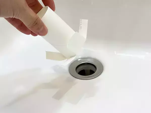 トイレットペーパーの芯の意外な活用法　片側をカットして排水口に入れると？　「ストックしておく」