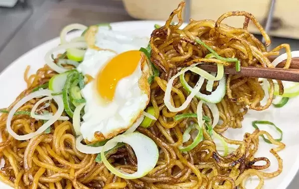 普通に作るより好きかも…　袋麺の思わぬ焼き方に「こんなに違う味になるのか！」
