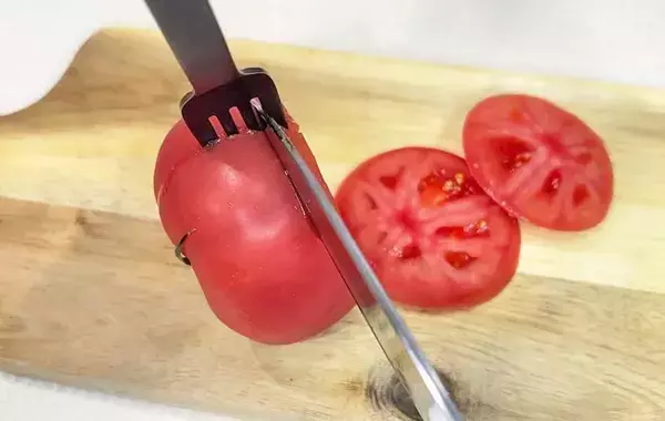 まだ普通に切ってる？　トマトを切る時はフォークを刺すだけで…「断面がきれい！」